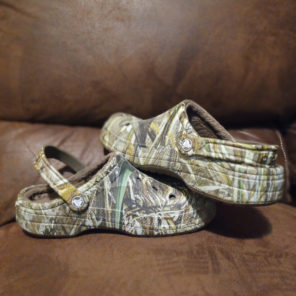 Crocs, camouflage green slides